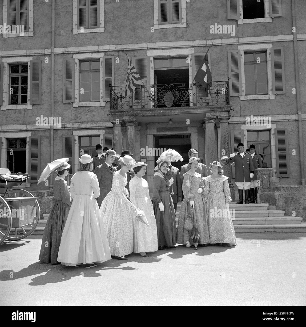 Reisegesellschaft vor dem Schloss Dardagny am Genfersee--- Jubiläumsreise zum 100. Jahrestag der ersten Cook-Reise durch die Schweiz, 1963#Journey on the occasion of centenary of first Cook travel through Switzerland, 1963- RDB BY DUKAS Stock Photo