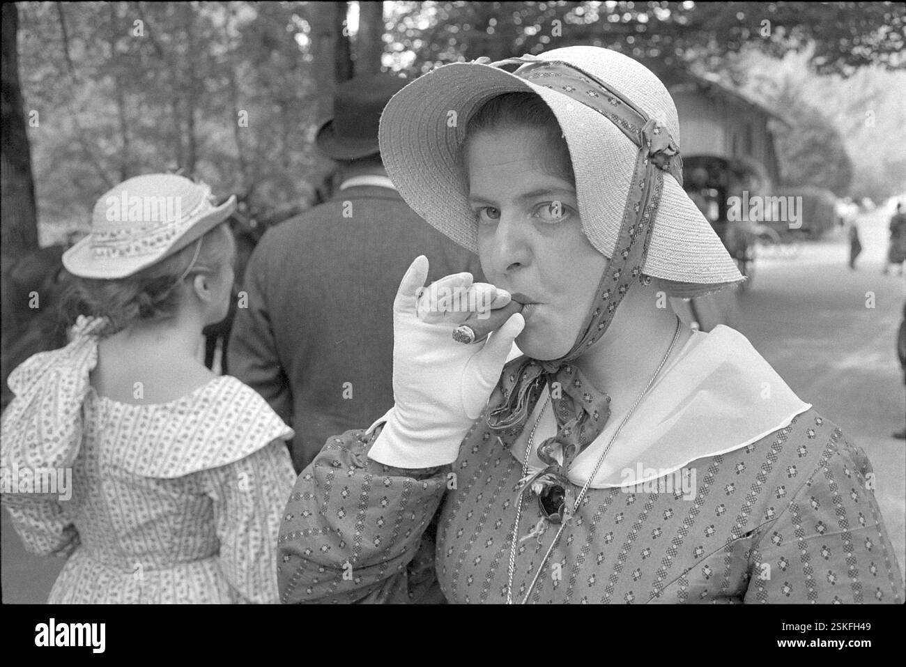 6.Tag: Fahrt von Kandersteg nach Spiez. Besuch der Trümmelbachfälle. Engländerin beim Rauchen einer Zigarre.--- Jubiläumsreise zum 100. Jahrestag der ersten Cook-Reise durch die Schweiz, 1963#Journey on the occasion of centenary of first Cook travel through Switzerland, 1963- RDB BY DUKAS Stock Photo