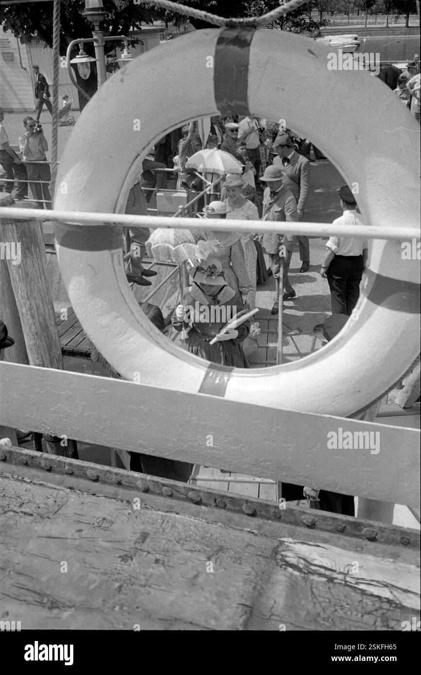 Besuch der St. Petersinsel auf dem Bielersee. Rettungsring.--- Jubiläumsreise zum 100. Jahrestag der ersten Cook-Reise durch die Schweiz, 1963#Journey on the occasion of centenary of first Cook travel through Switzerland, 1963- RDB BY DUKAS Stock Photo