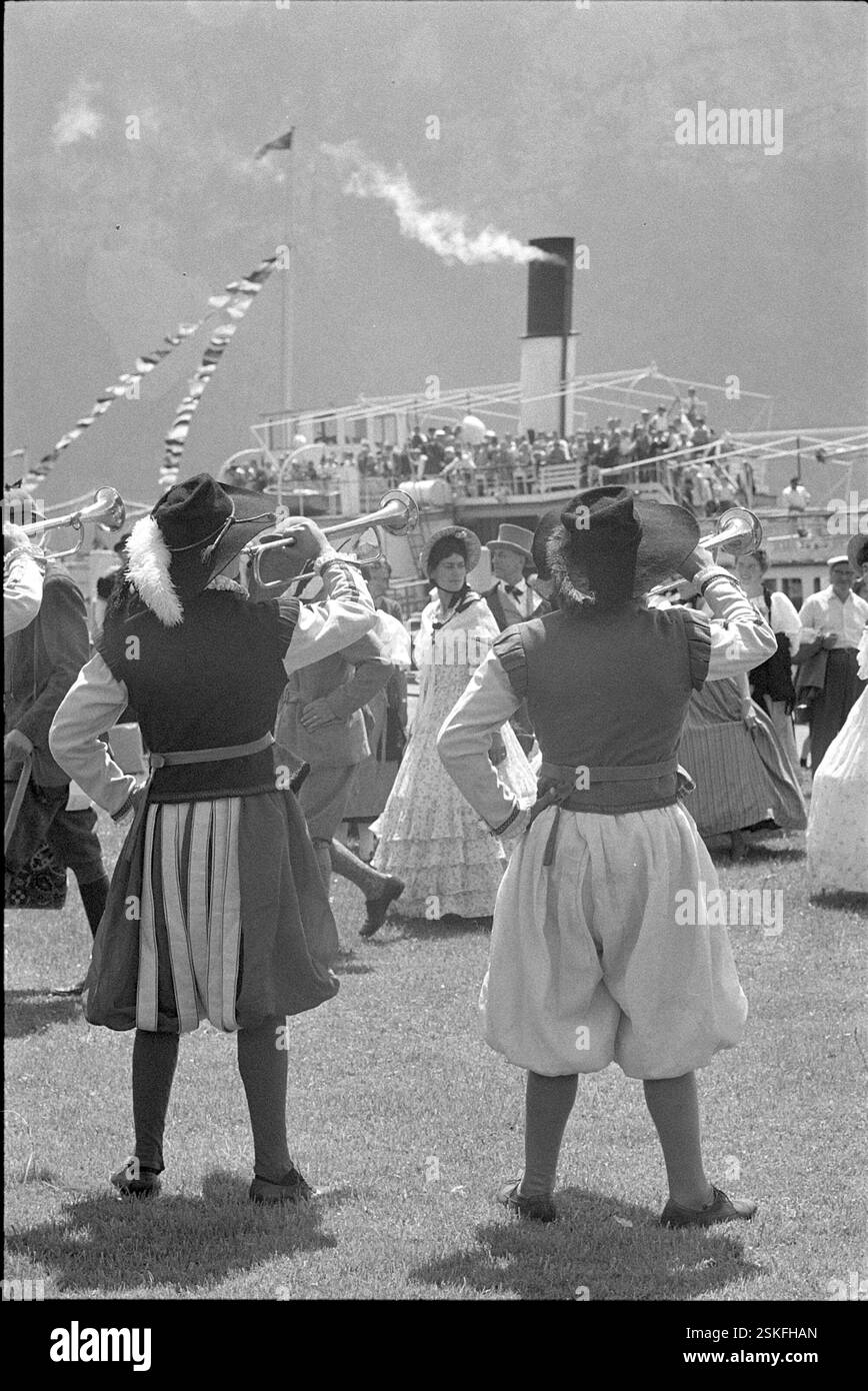 6.Tag: Fahrt von Kandersteg nach Spiez, von dort im alten Dampfschiff 'Beatus' nach Neuhaus.--- Jubiläumsreise zum 100. Jahrestag der ersten Cook-Reise durch die Schweiz, 1963#Journey on the occasion of centenary of first Cook travel through Switzerland, 1963- RDB BY DUKAS Stock Photo
