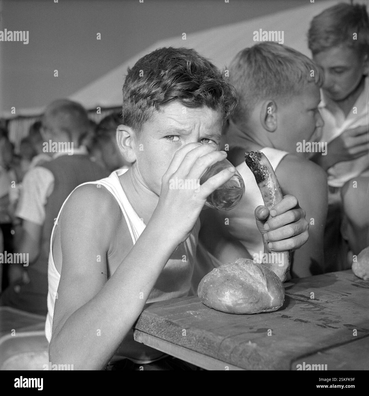 Schüler isst Bratwurst # Pupil eating sausage #--- Schüler an der ...