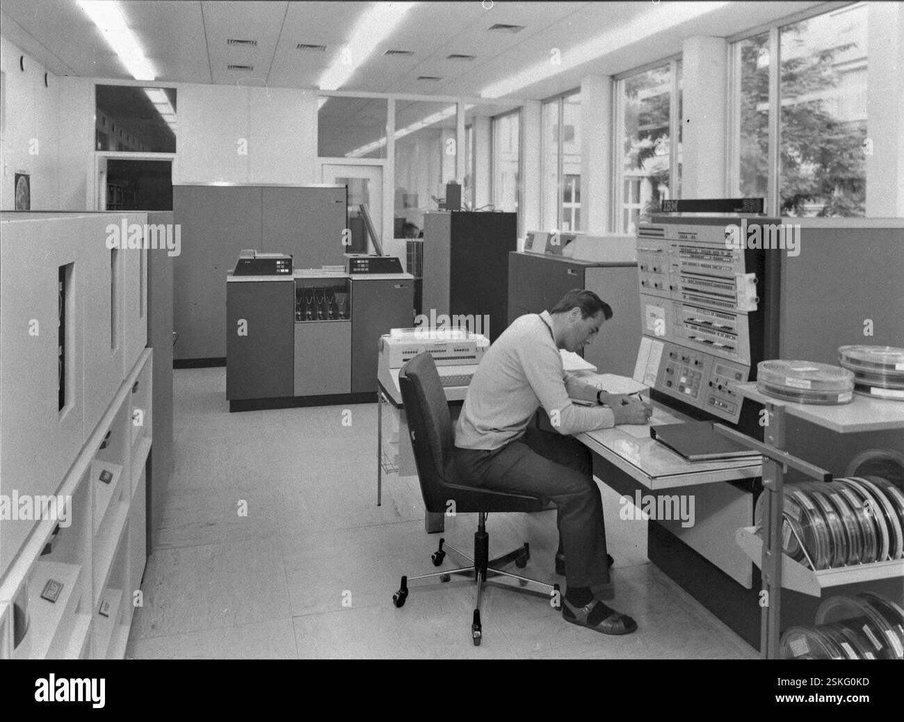 Maschine zur Datenfernverarbeitung; IBM-Schaltermaschine, welche die ...