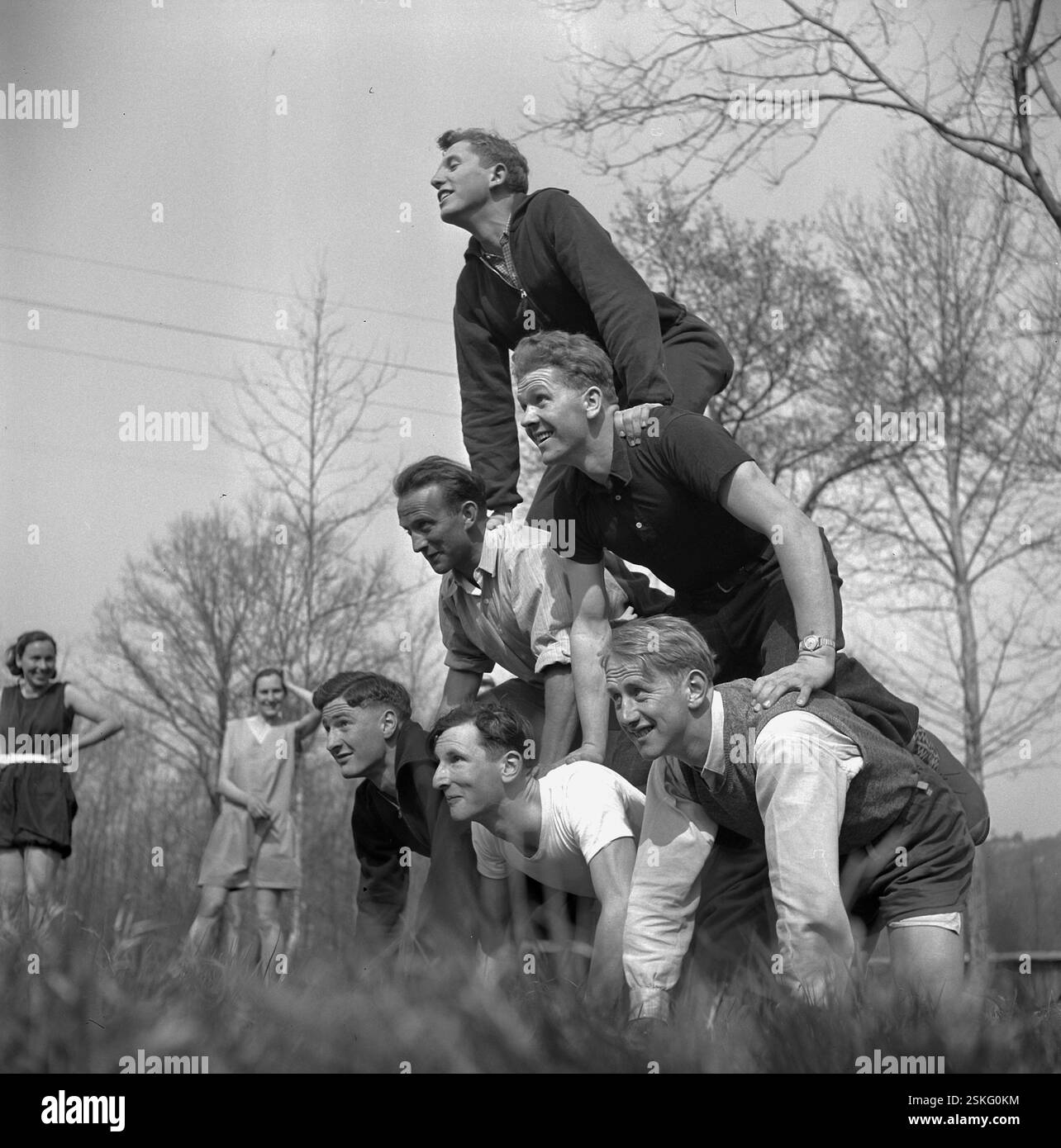 Erwachsene beim Spielen--- Spiel und Spass im Wanderleiterkurs in der Jugendherberge Magliaso, 1940#PLay and fun at course for instructors in hiking at youth hostel in Magliaso, 1940- RDB BY DUKAS Stock Photo