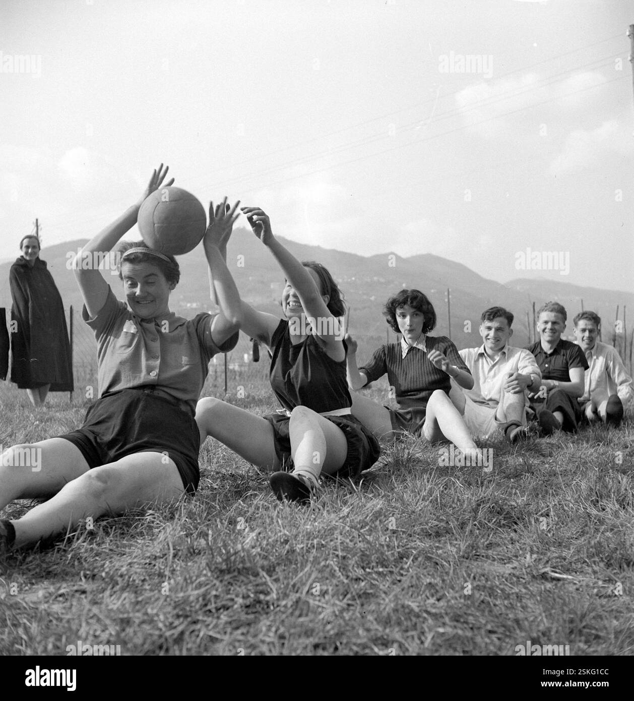 Erwachsene beim Spielen--- Spiel und Spass im Wanderleiterkurs in der Jugendherberge Magliaso, 1940#PLay and fun at course for instructors in hiking at youth hostel in Magliaso, 1940- RDB BY DUKAS Stock Photo