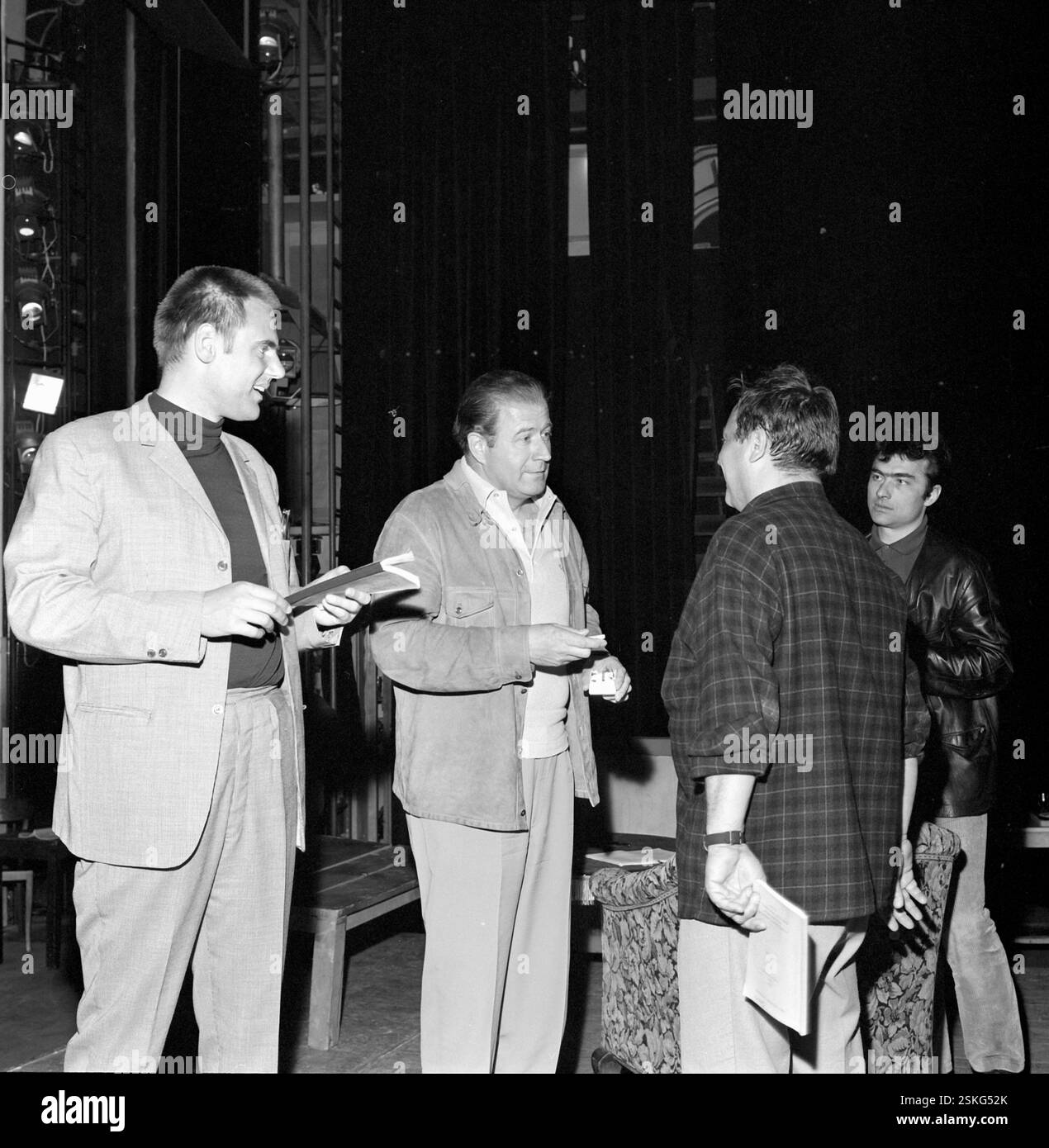 Regisseur Heinz Schirk (kariertes Hemd) spielt Kurianke, Rik Parse ... Regisseur Heinz Schirk (kariertes Hemd) spielt Kurianke, Rik Parse ...