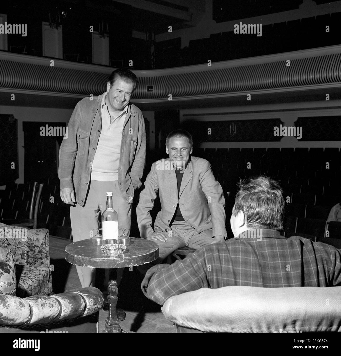 Regisseur Heinz Schirk (kariertes Hemd) spielt Kurianke, Rik Parse ... Regisseur Heinz Schirk (kariertes Hemd) spielt Kurianke, Rik Parse ...