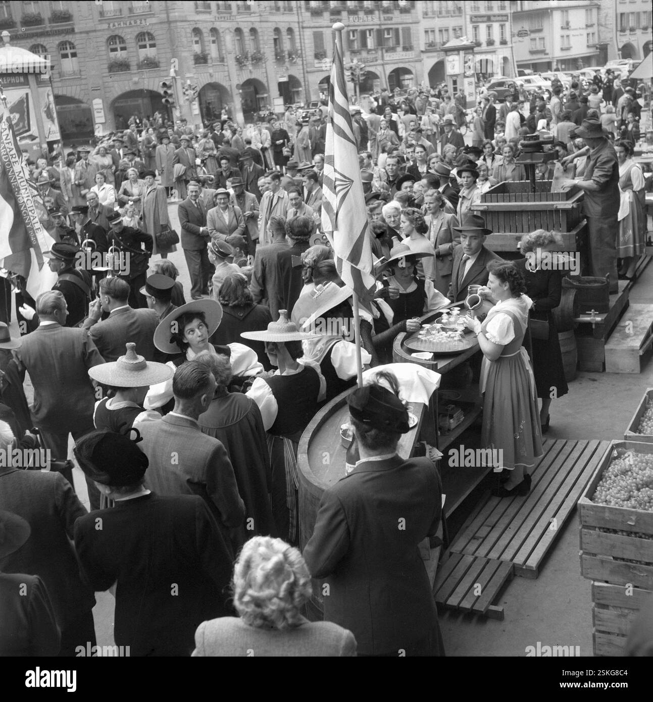 --- Waadtländer Sauser-und Weinwoche in Bern: Ausschank auf dem Bärenplatz, 1951#Waadt region grape juice an wine weeks in Berne: Bärenplatz, 1951- RDB BY DUKAS Stock Photo
