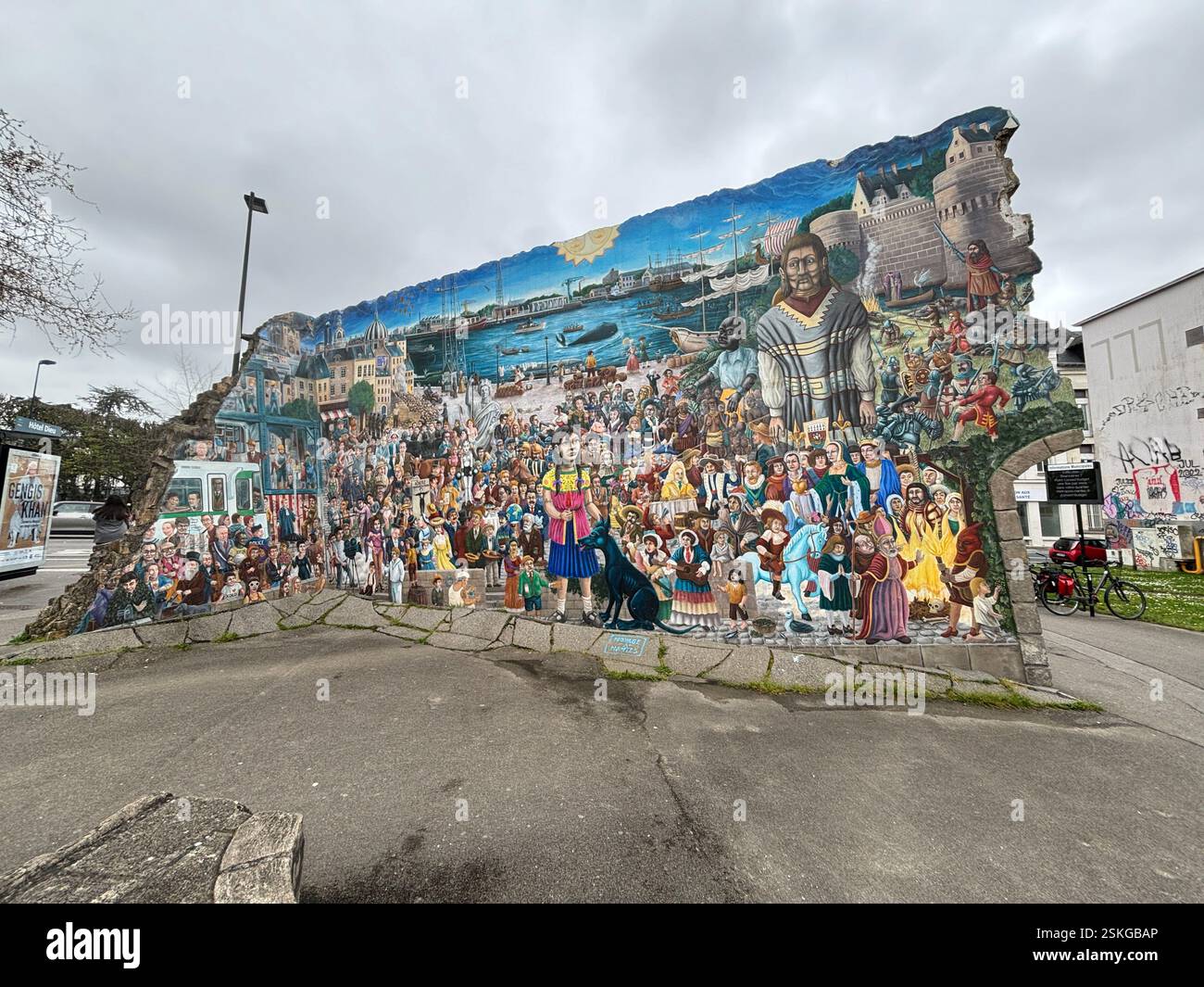 Mur Royal de Luxe de Nantes. Decorated wall painting with many people. Modern street art in Nantes, France. Famous tourist destination sight. - Smartphone Captured Stock Image