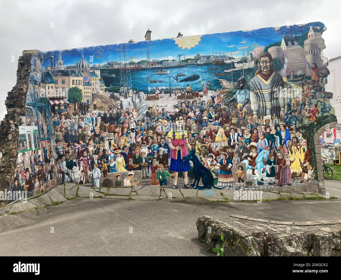 Mur Royal de Luxe de Nantes. Decorated wall painting with many people. Modern street art in Nantes, France. Famous tourist destination sight. - Smartphone Captured Stock Image