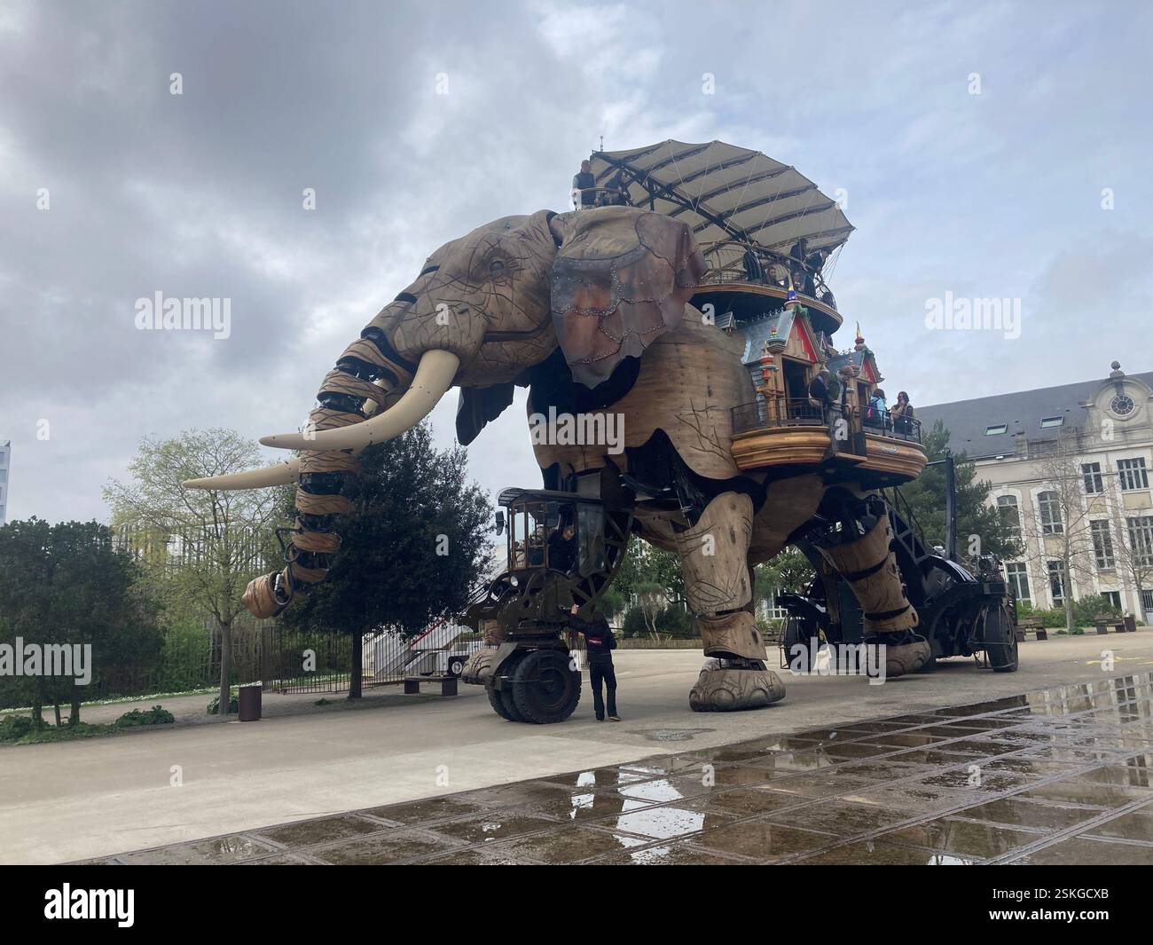 Le Grand Éléphant. The Big Elephant mechanical machine at Les Machines de l'Île. Artistic park attraction giant elephant Jules Verne & Leonardo da Vin - Smartphone Captured Stock Image