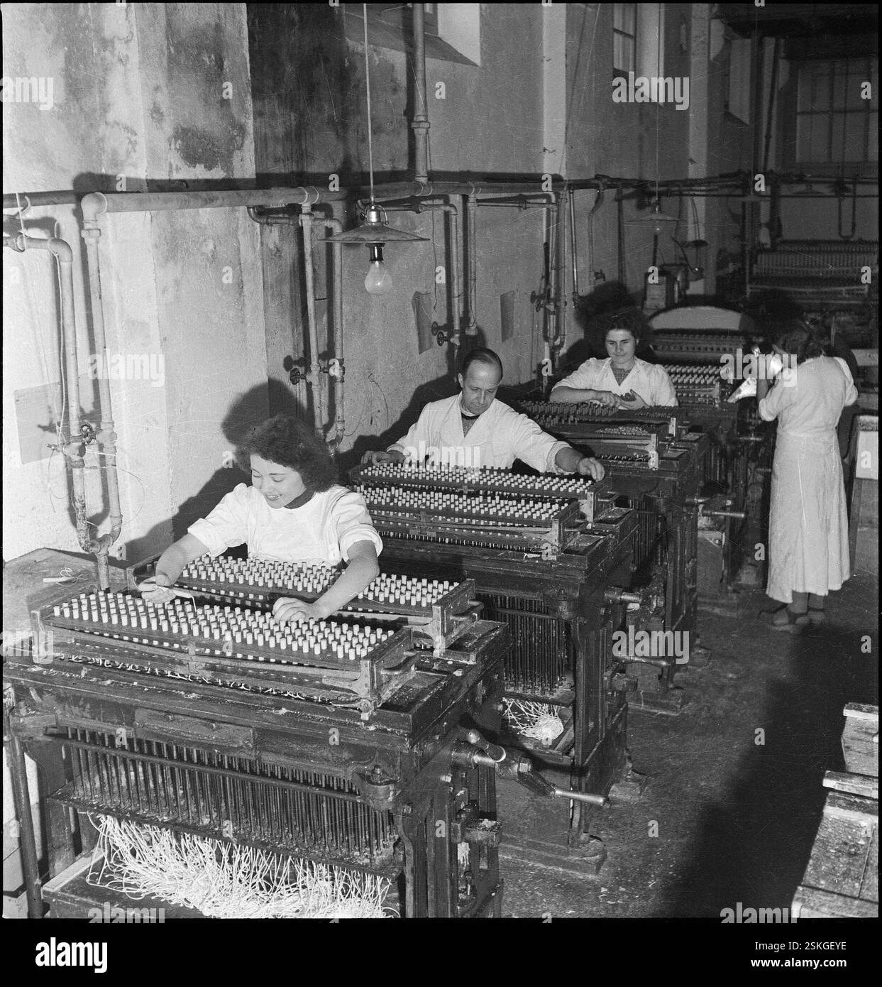 --- Fabrikation von Kerzen, Genf 1944#Fabrikation von Kerzen, Geneva 1944- RDB BY DUKAS Stock Photo