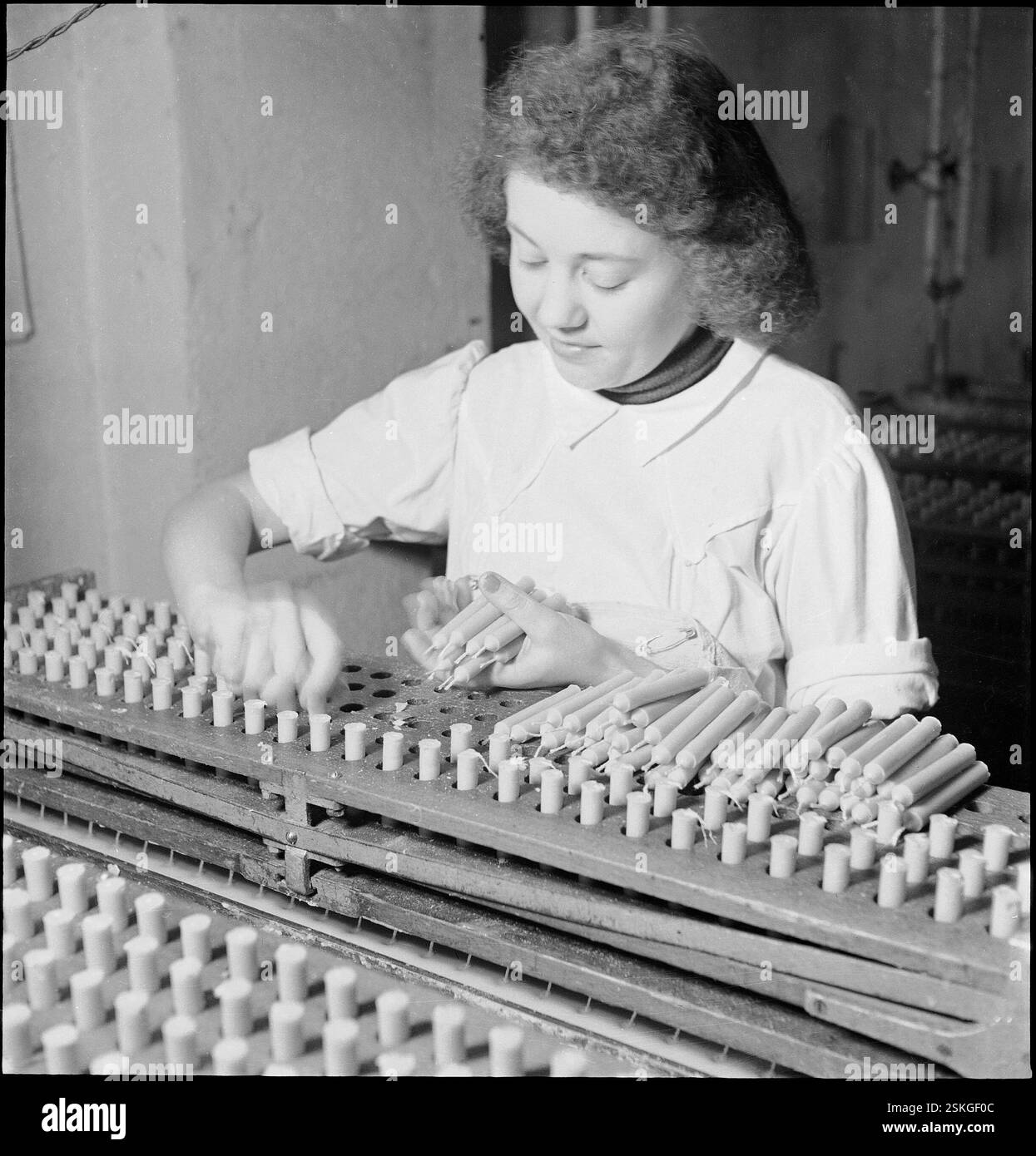 --- Fabrikation von Kerzen, Genf 1944#Fabrikation von Kerzen, Geneva 1944- RDB BY DUKAS Stock Photo