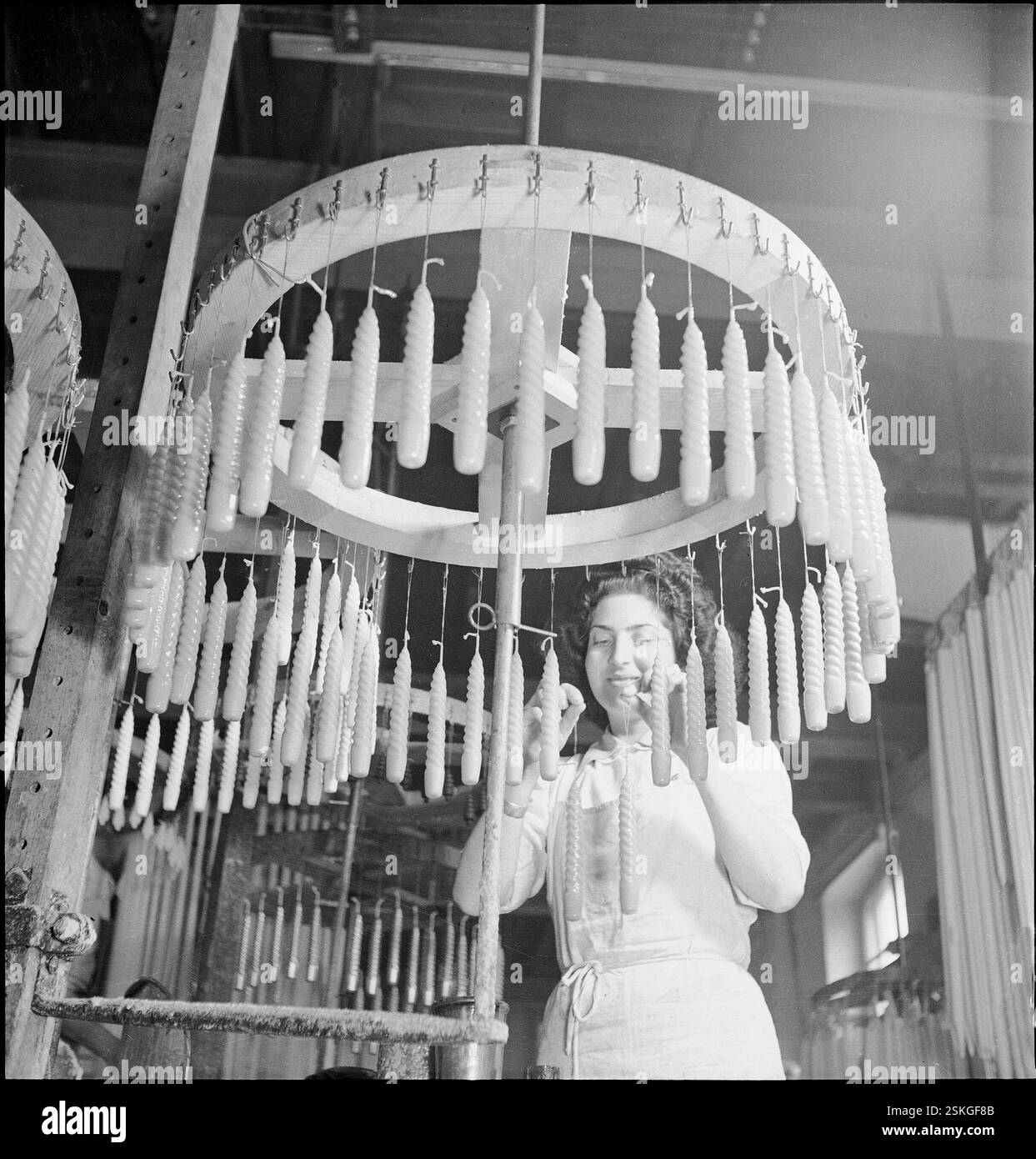--- Fabrikation von Kerzen, Genf 1944#Fabrikation von Kerzen, Geneva 1944- RDB BY DUKAS Stock Photo