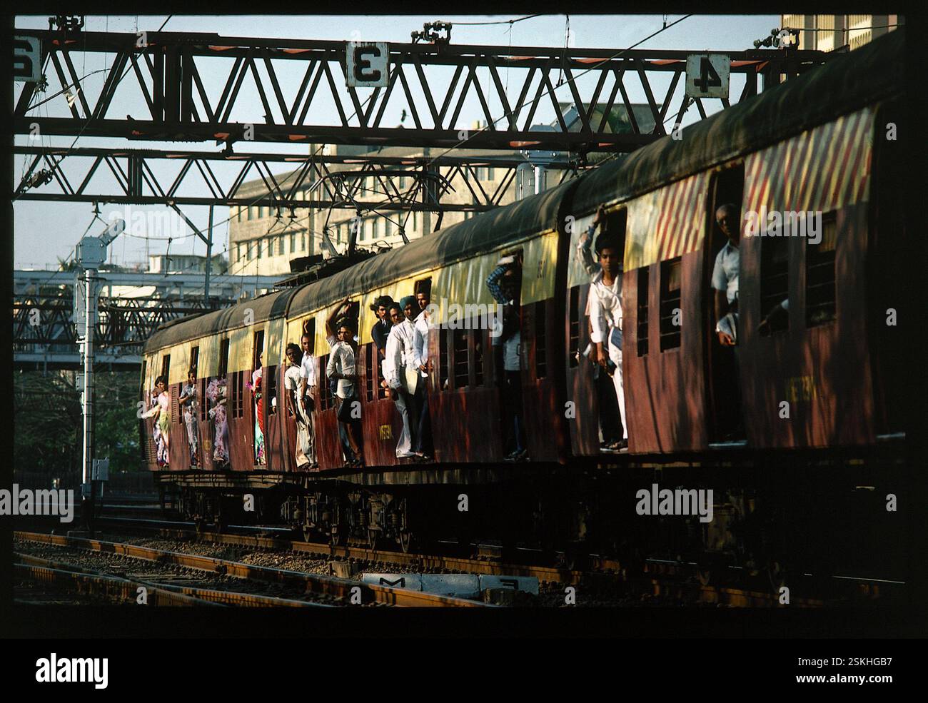 Überfüllter Eisenbahnwagen in Bombay 1980#overcrowded train in Bombay ...