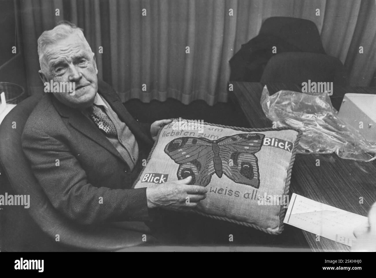 --- Blick-Leser hat Kissen bestickt: 'Ich fliege am liebsten zum Blick, Blick weiss alles', 1968#Blick reader Fritz Krauer with embroided pillow: 'I like to fly to Blick, Blick is omniscient', 1968- RDB BY DUKAS Stock Photo