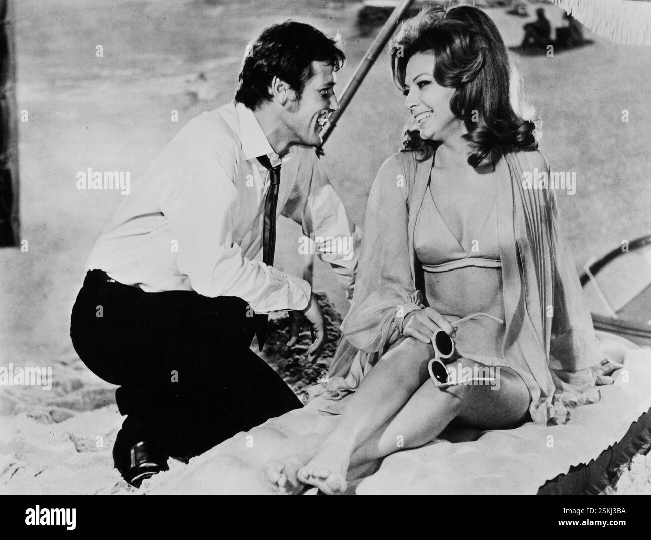 Roger Moore, Claudie Lange in 