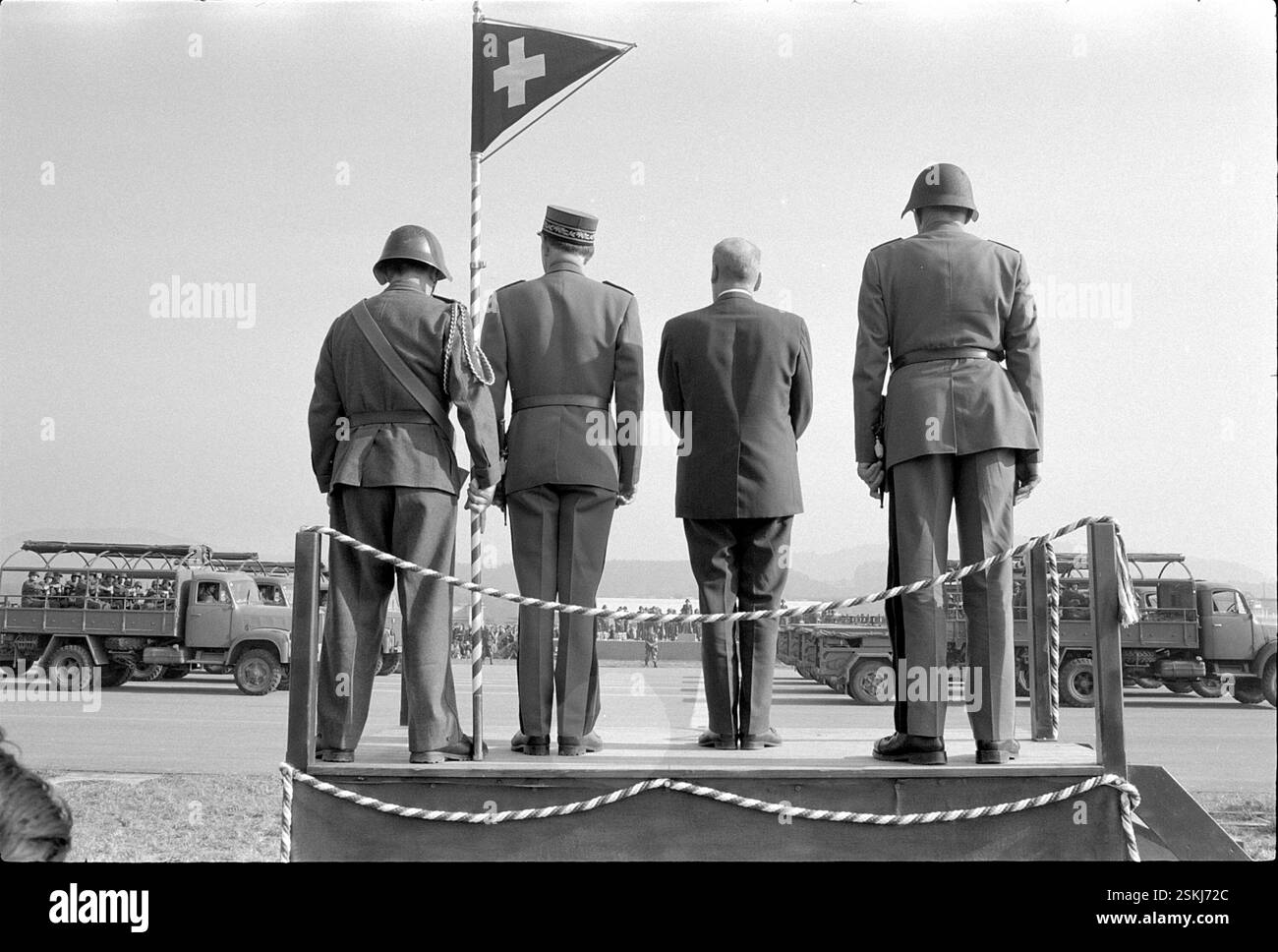 Défilée der Schweizer Armee in Emmen; Rudolf Gnägi zwischen Militärs ...