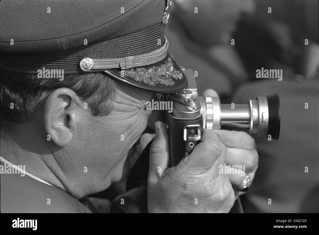Défilée der Schweizer Armee; Offizier beim Fotografieren 1972#Swiss ...