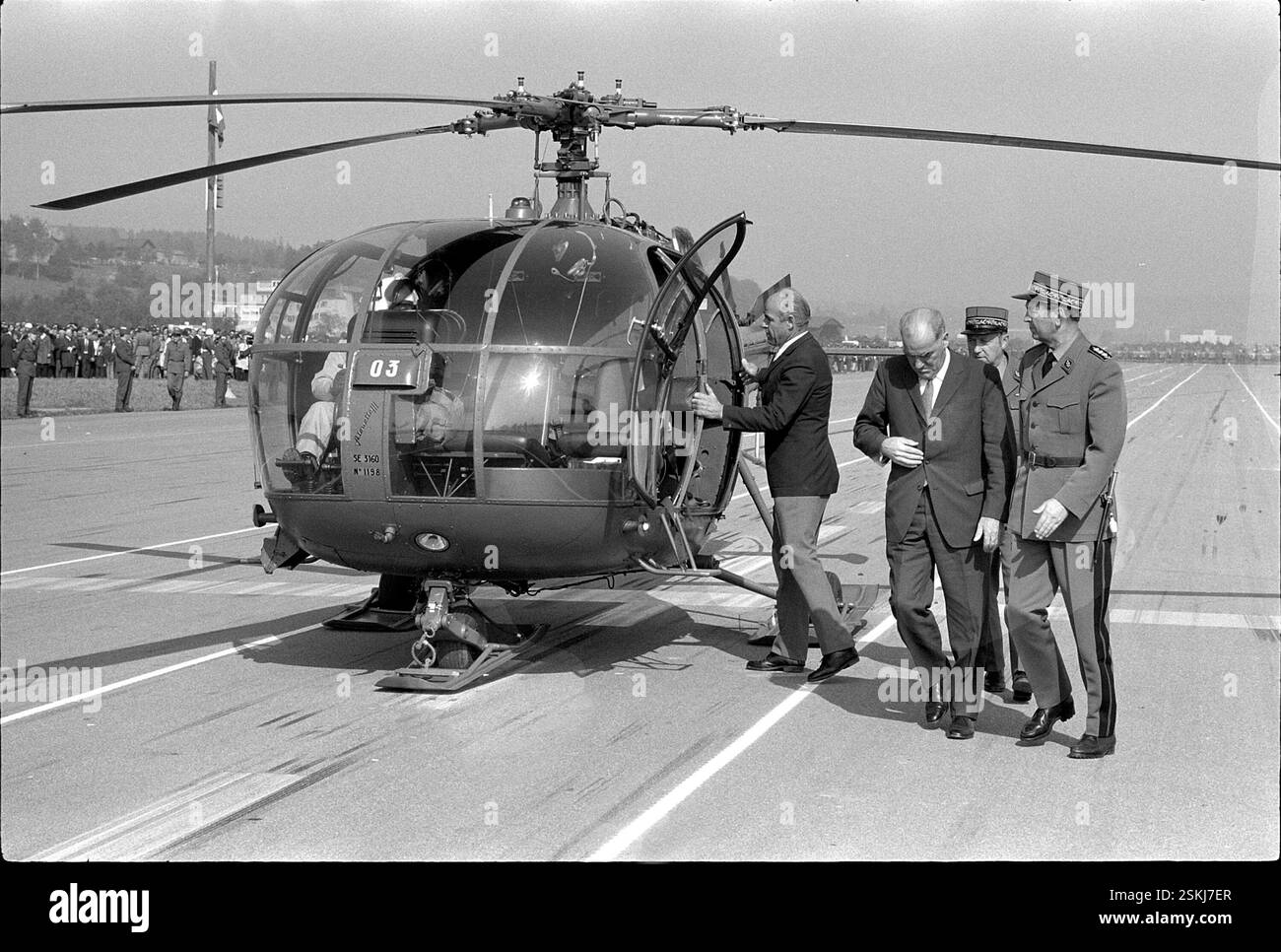 Défilée der Schweizer Armee; Bundesrat Gnägi kommt mit Helikopter 1972# ...