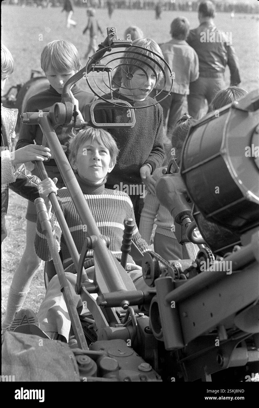 Défilée der Schweizer Armee in Emmen; Kind auf Flak 1972#Swiss Army ...