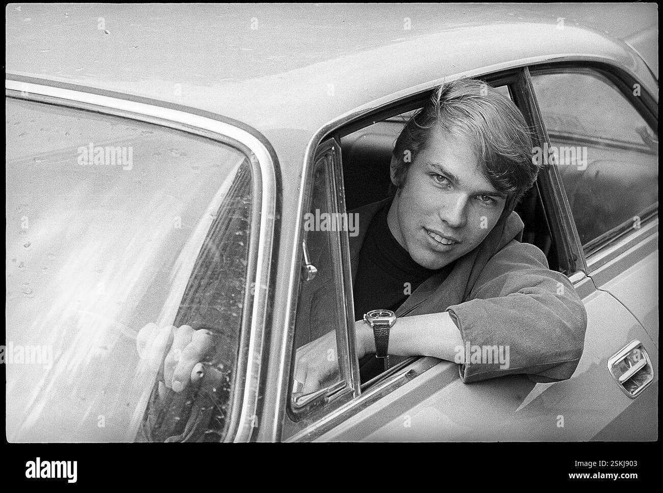 kurt-zurfluh-radio-und-fernsehreporter-in-seinem-auto-1970-kurt