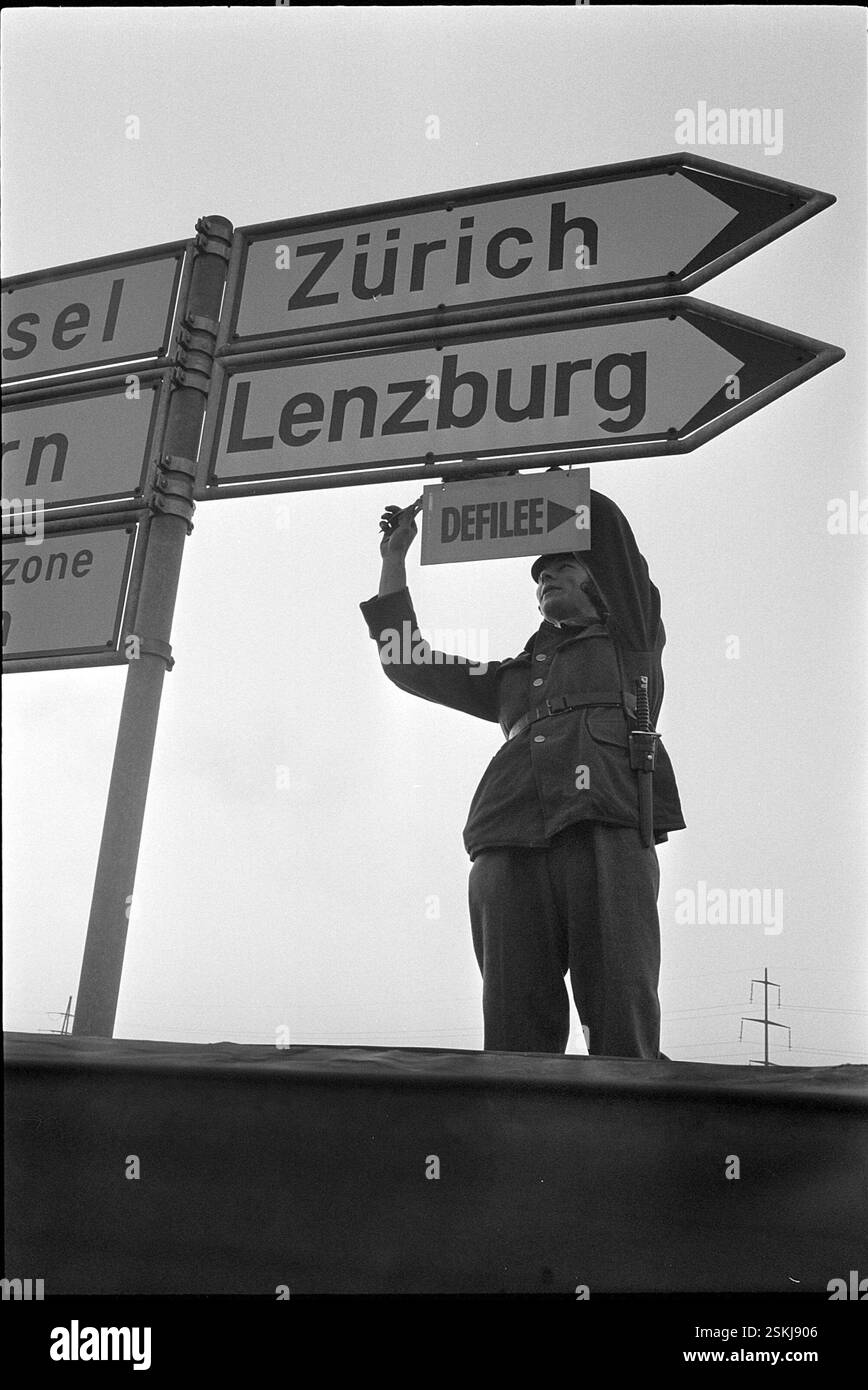 Défilée der Schweizer Armee in Emmen; Wegweiser montieren 1972#Swiss ...