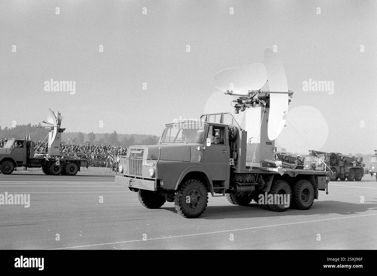 Défilée der Schweizer Armee in Emmen; Mobiler Radar 1972#Swiss Army ...