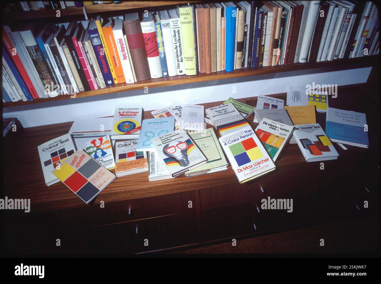 --- Bücher Lüscher-Farbtest, 1983#Books, Lüscher colour test, 1983 Stock Photo