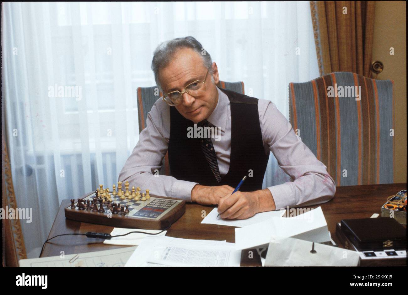 --- Ephraim Kishon beim Schreiben, 1979#Ephraim Kishon writing Stock Photo