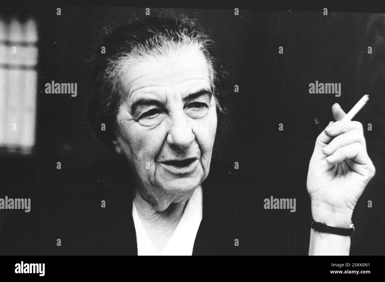 golda meir cigarette Golda meir 1970 Black and White Stock Photos & Images