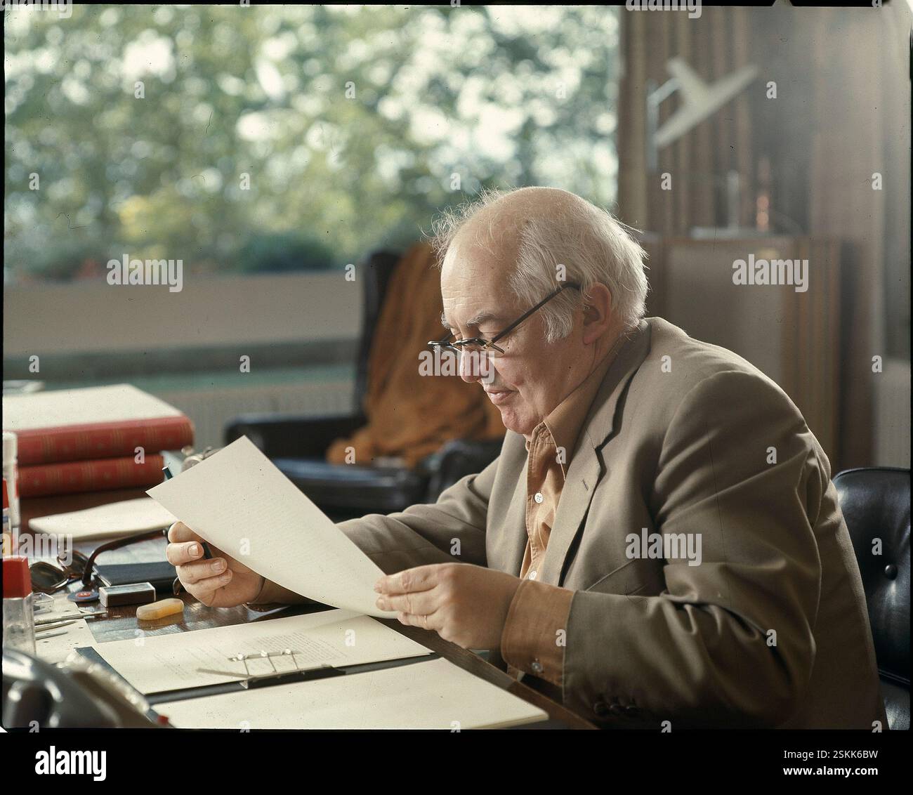 --- Friedrich Dürrenmatt beim Arbeiten, 1979#Friedrich Dürrenmatt working, 1979 Stock Photo