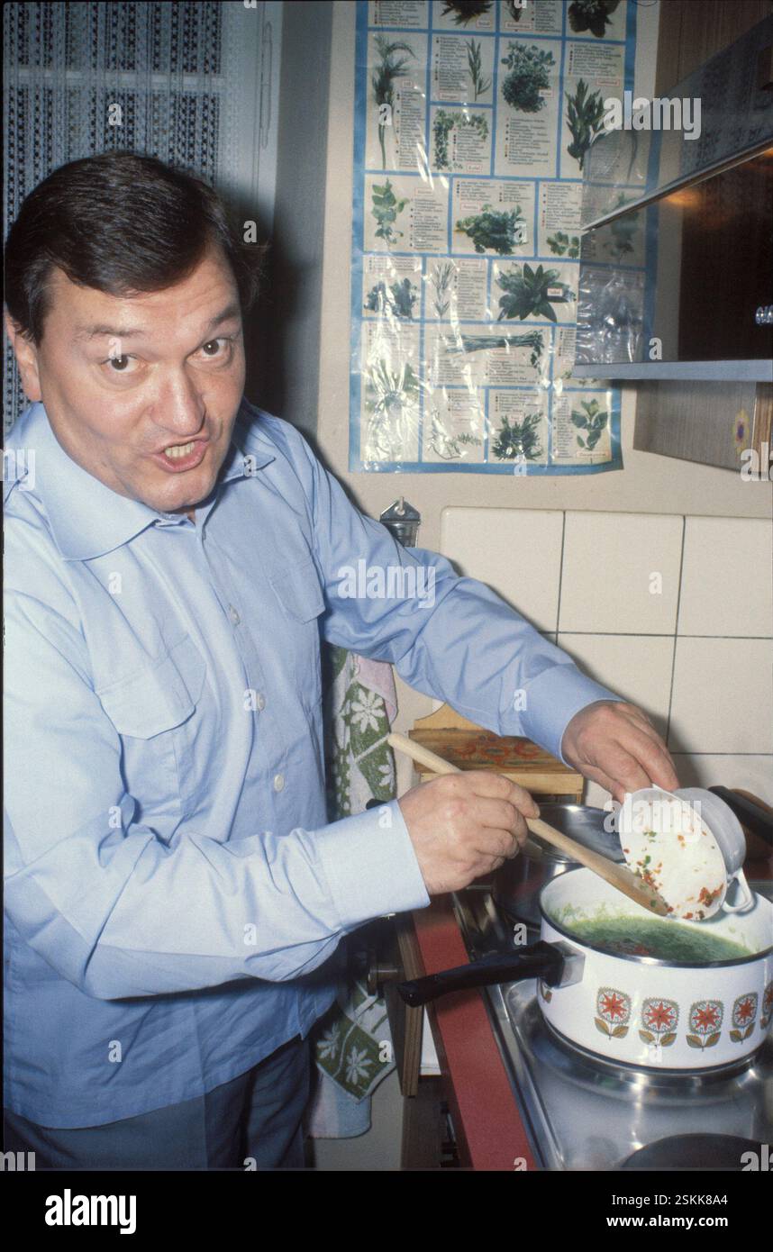 --- Erich von Däniken beim Kochen 1981#Erich von Däniken cooking 1981 Stock Photo