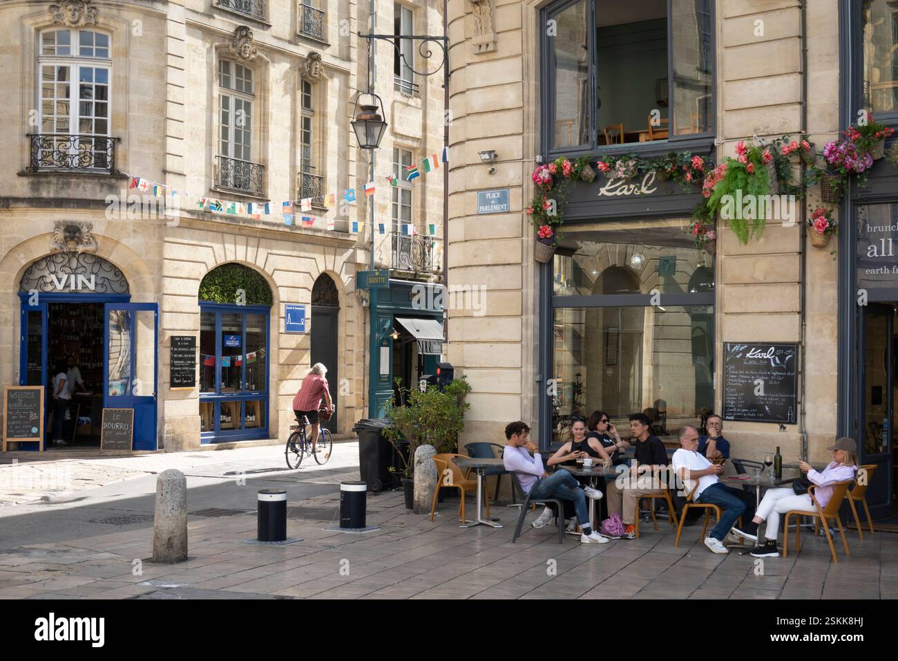 Cafes and bars in the Place du Parlement in the old city centre, Bordeaux, Nouvelle-Aquitaine, France, Europe Stock Photo