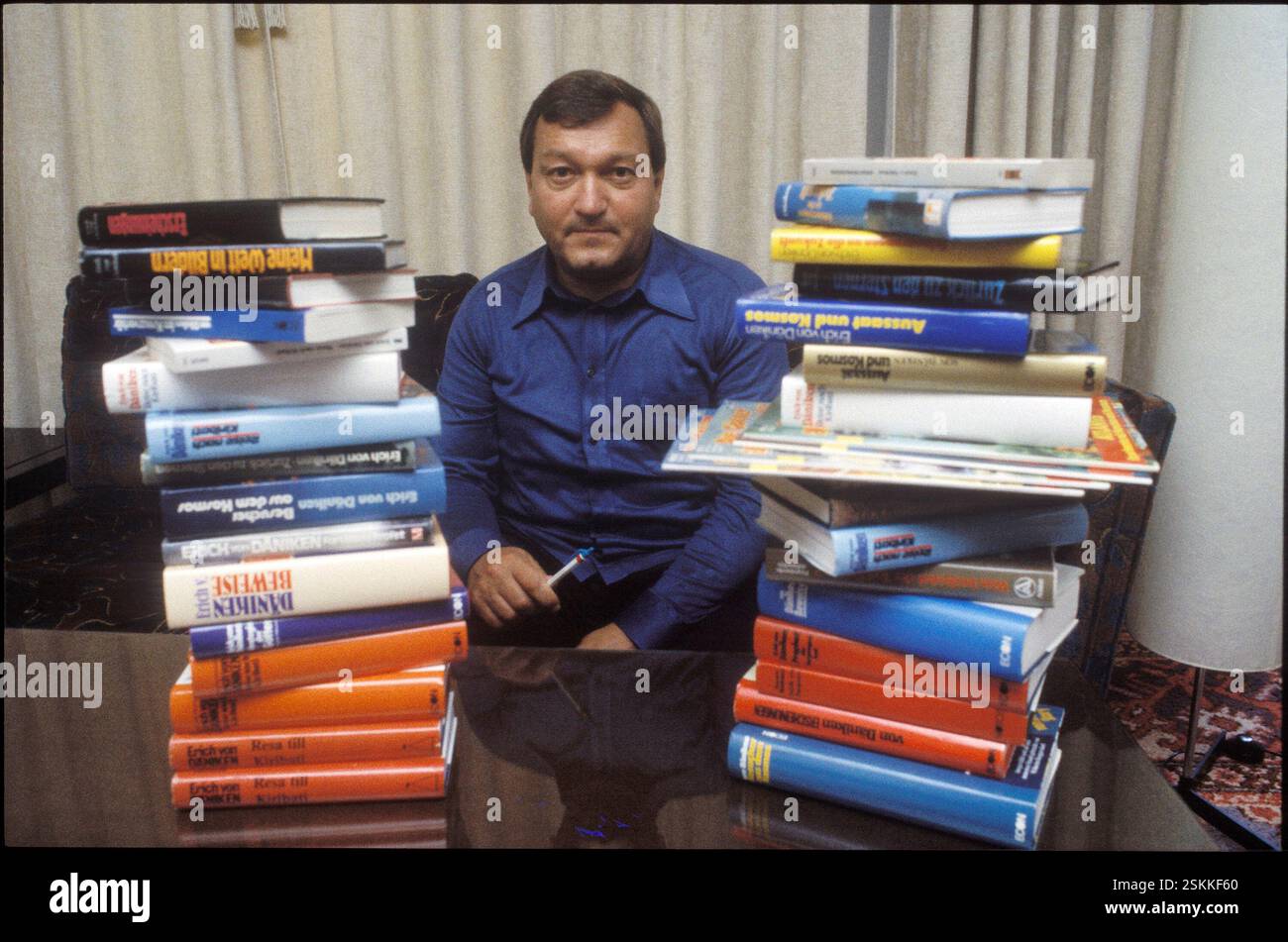 --- Erich von Däniken mit seinen Büchern 1981#Erich von Däniken with his books 1981- RDB BY DUKAS Stock Photo