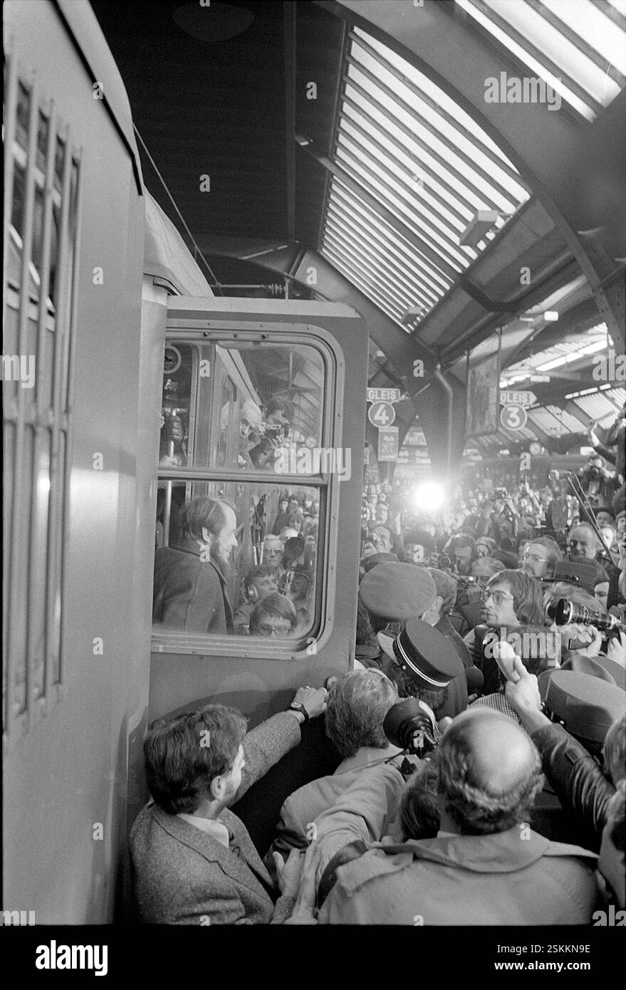--- Ankunft von Alexander Solschenizyn in Zürich, Gedränge am Bahnhof 1974#Crowd at the railway station waiting for Alexander Solschenizyn arriving in Zurich 1974- RDB BY DUKAS Stock Photo