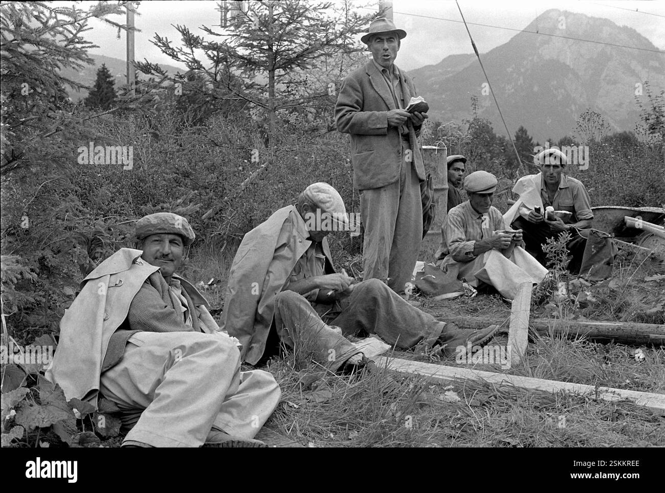 Mittagspause, Pause#having a break, lunch--- Gastarbeiter aus Italien, Baustelle N3 am Walensee 1963#Italian guest-workers, N3 under construction by lake Walensee 1963- RDB BY DUKAS Stock Photo