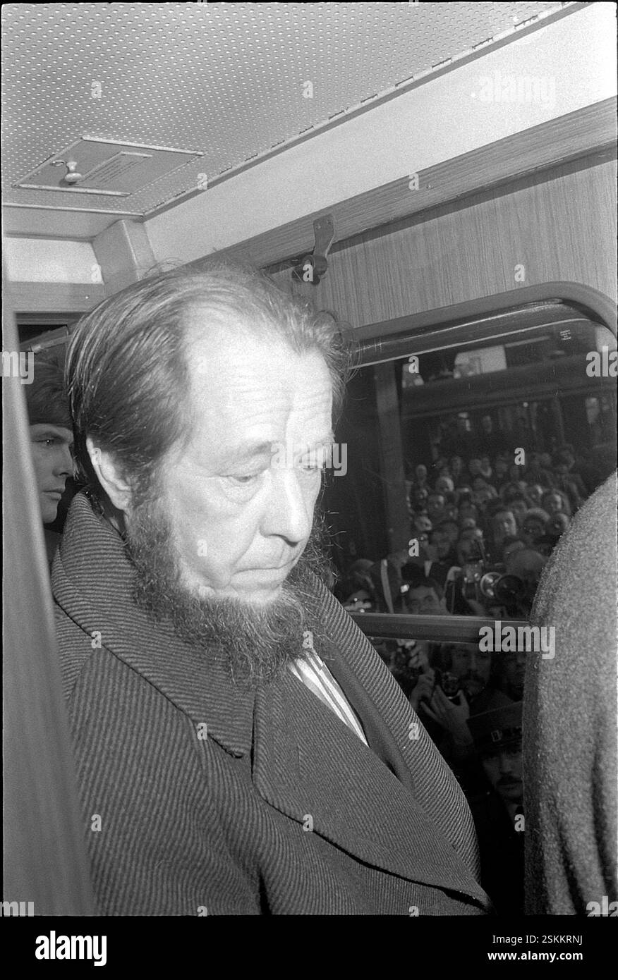 --- Alexander Solschenizyn bei seiner Ankunft in Zürich 1974#Alexander Solschenizyn arriving in Zurich 1974- RDB BY DUKAS Stock Photo