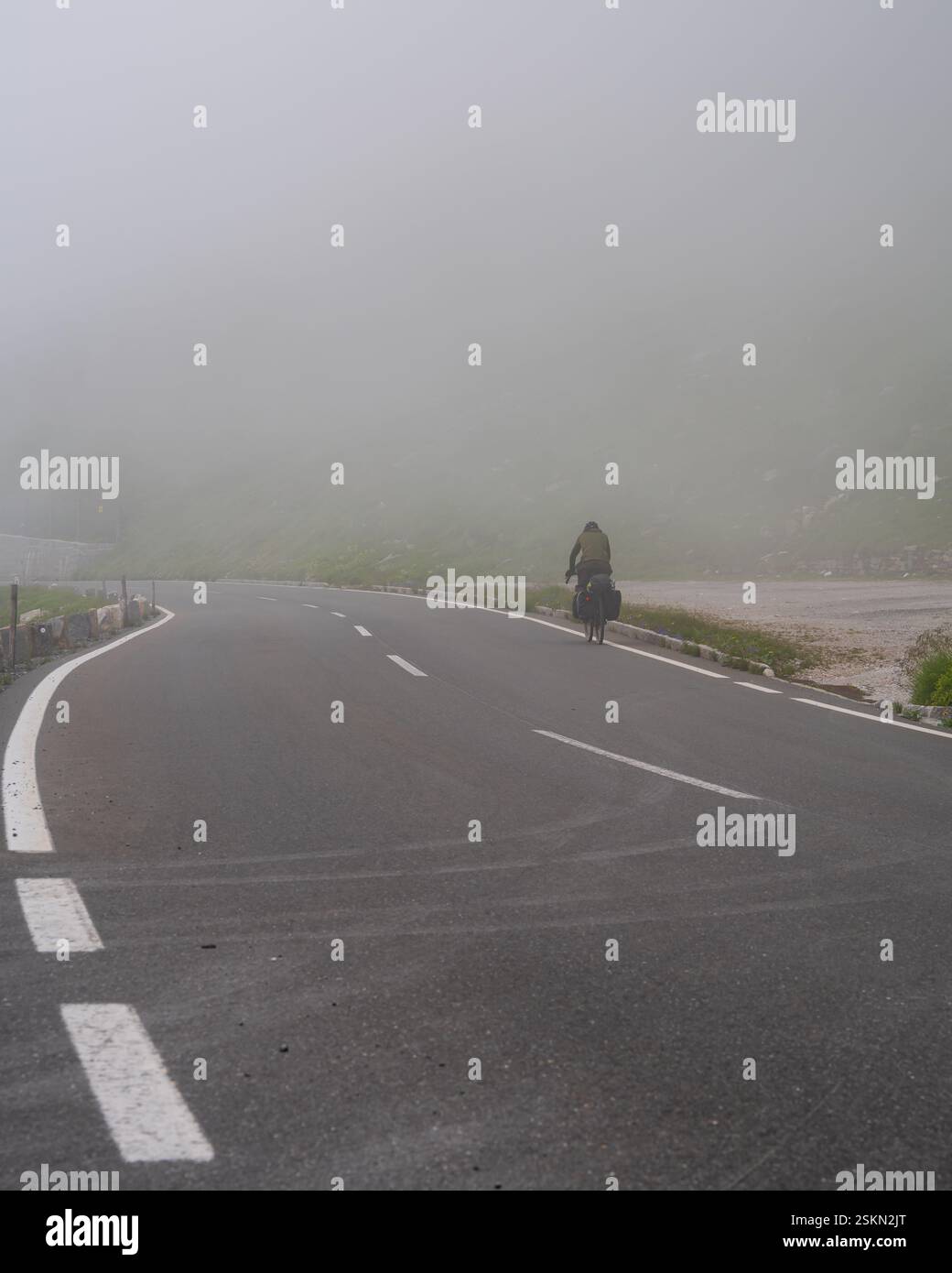 Fog envelops winding road hi-res stock photography and images - Alamy
