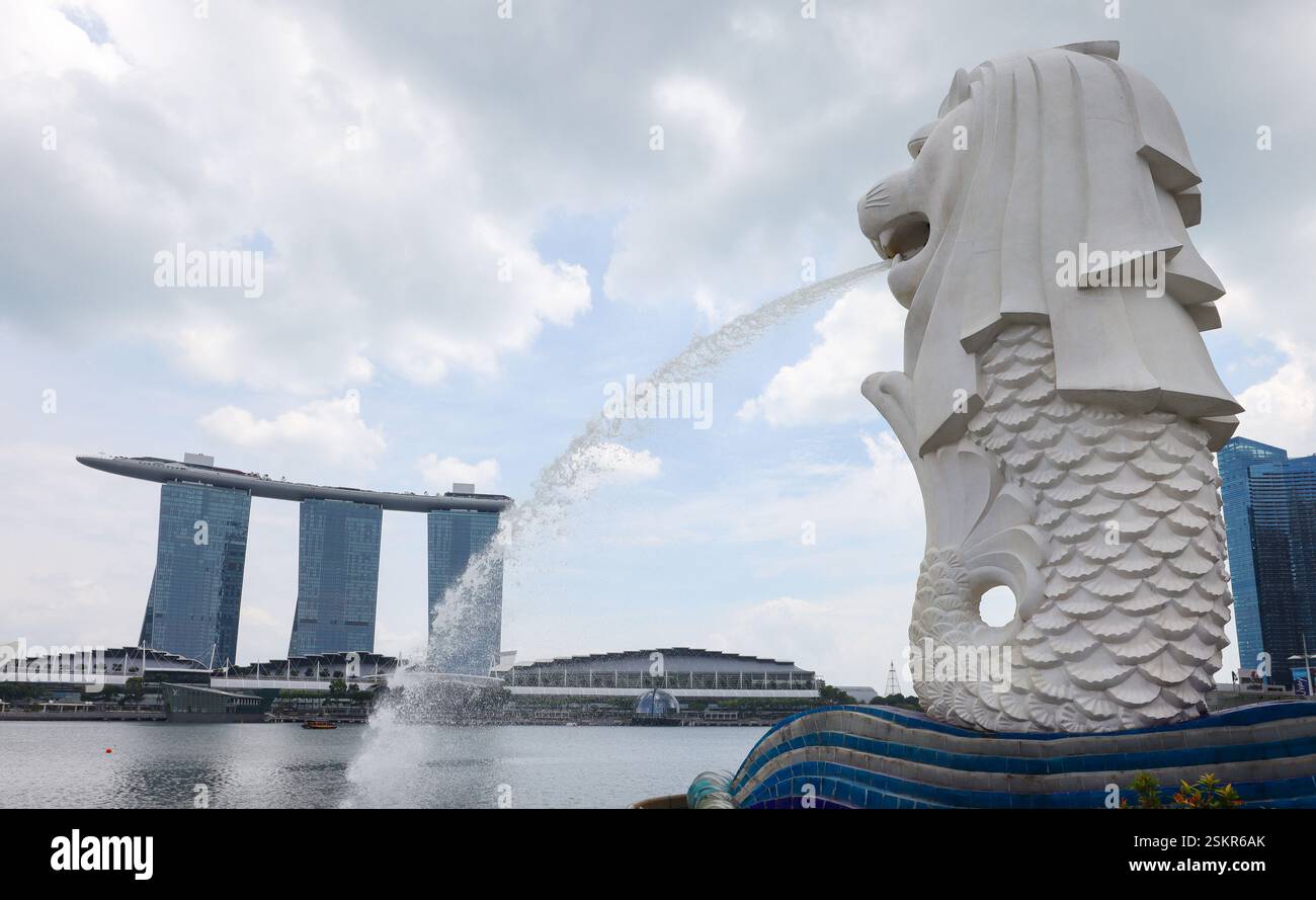 Mbs Colouring Singapore merlion with marina bay sands in the background Stock Photo ...
