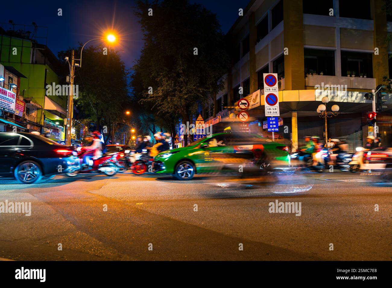 Bustling city life hi-res stock photography and images - Alamy