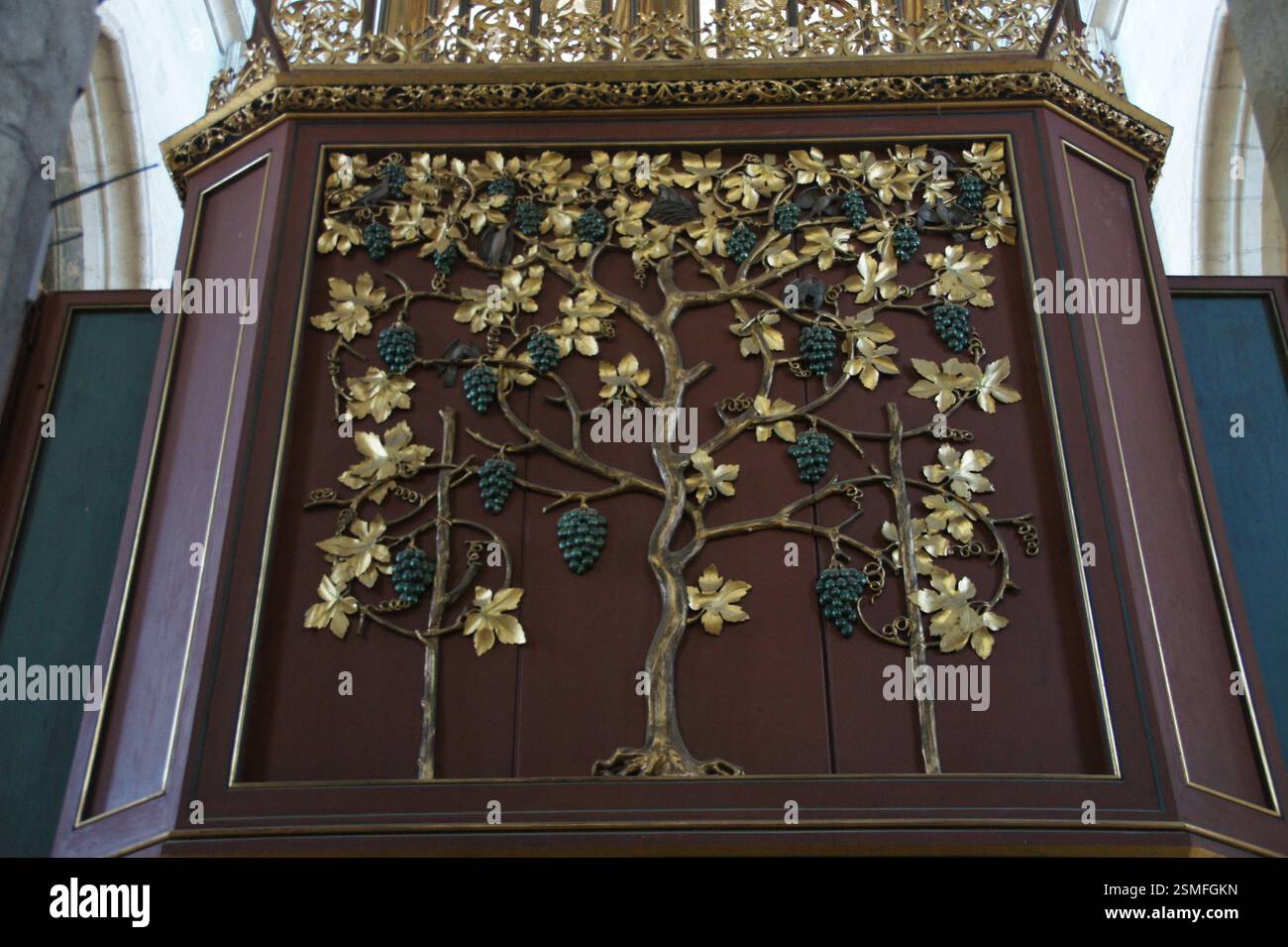 Gold altar panel hi-res stock photography and images - Alamy