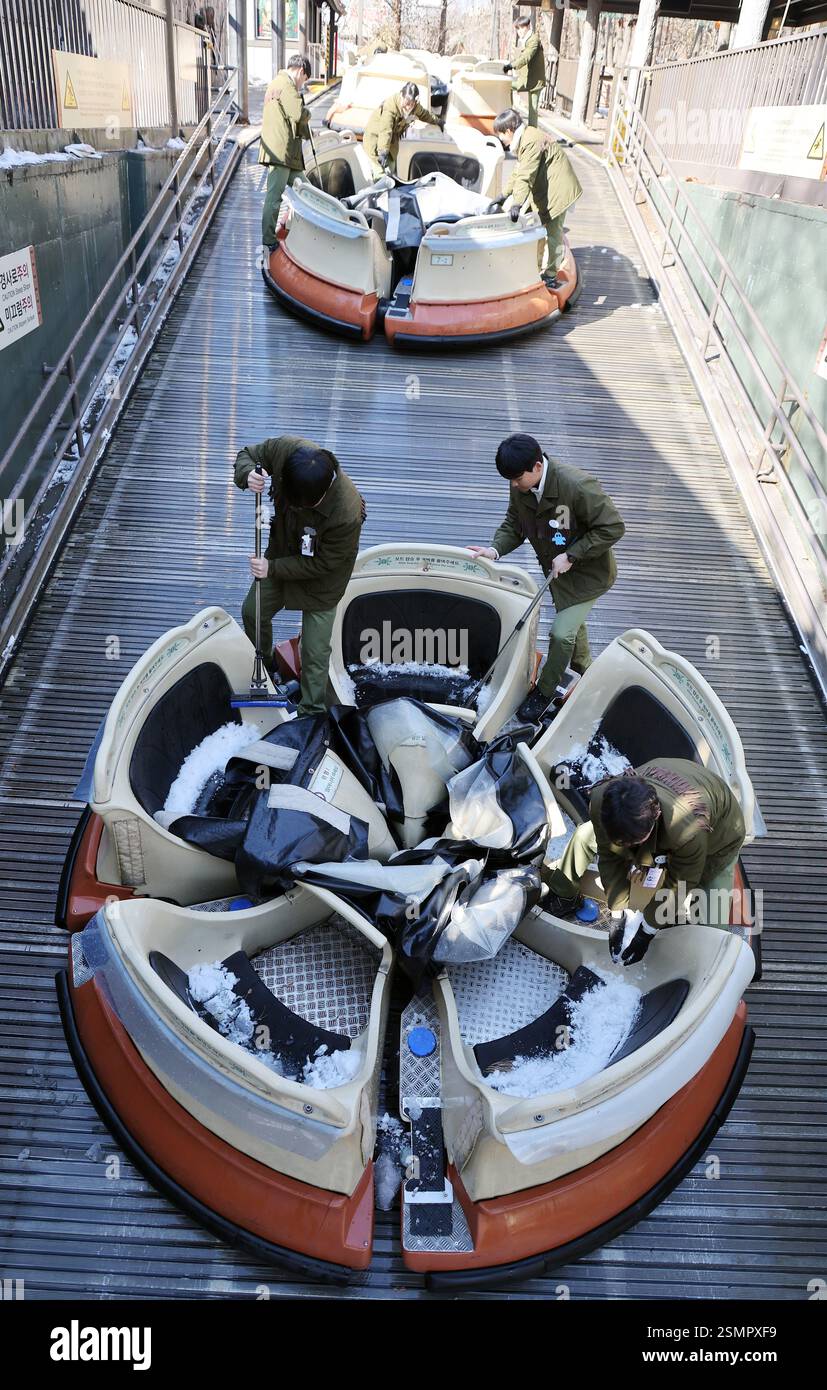 13th Feb, 2025. Preparing attraction for riding Workers remove snow on ...