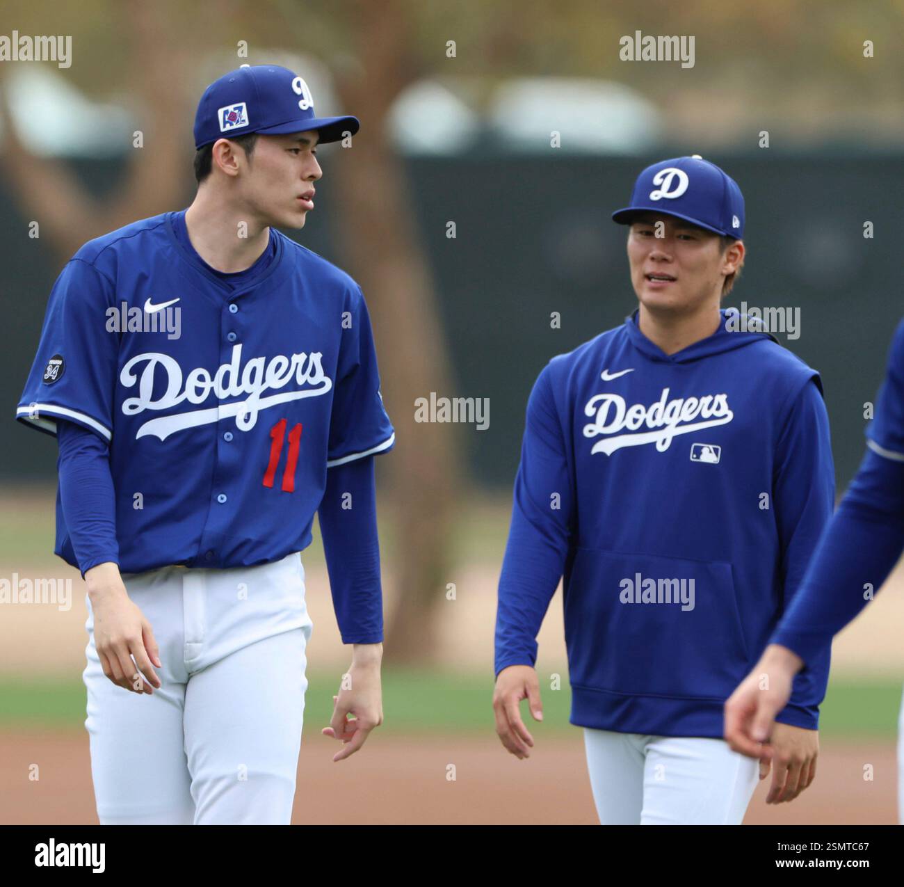 Los Angeles Dodgers' Roki Sasaki（L） and Yoshinomu Yamamoto are pictured