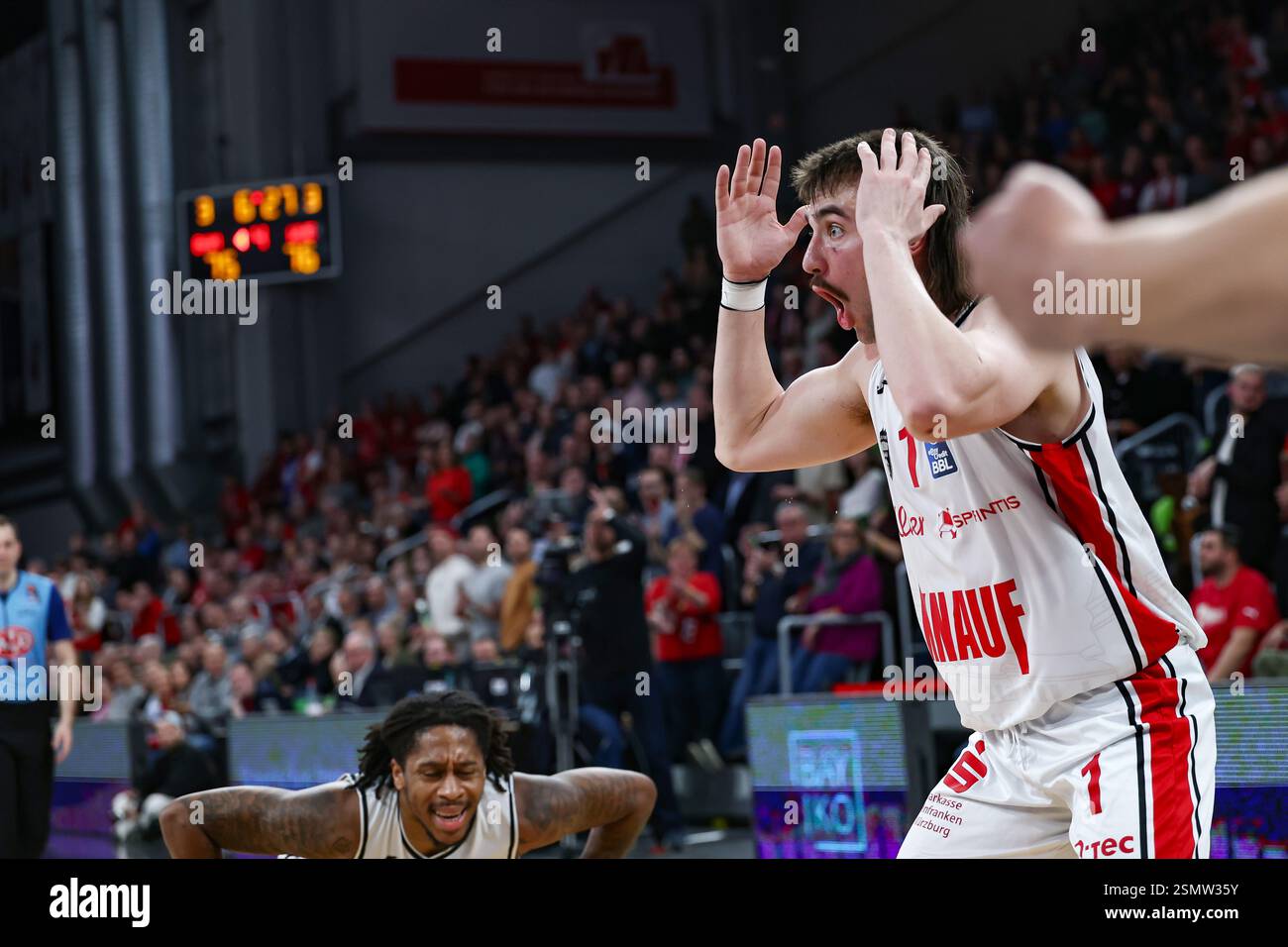 Bamberg Pulls Ahead After Halftime Tactical Shifts and Second-Half Adjustments