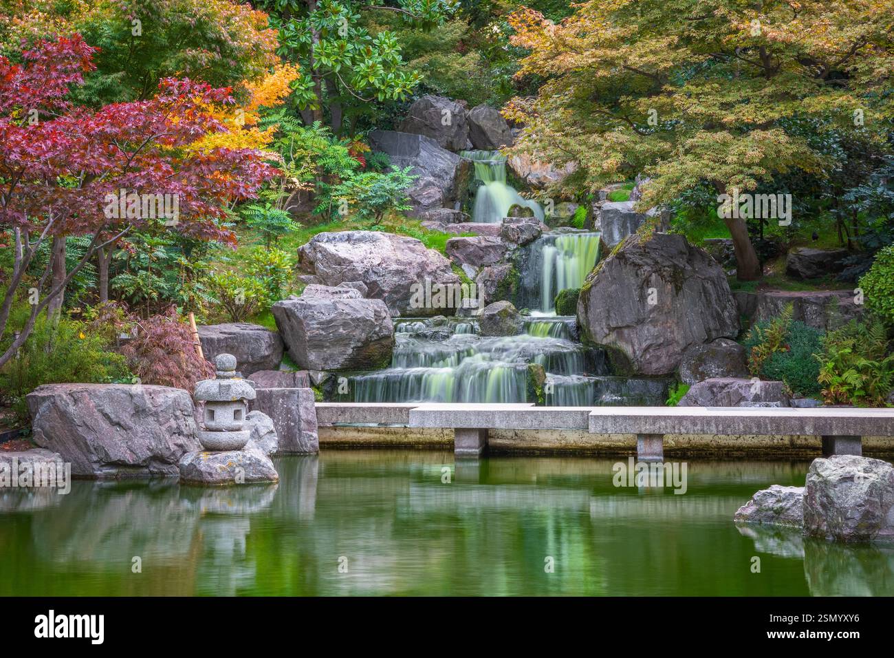 Garden waterfall feature hi-res stock photography and images - Alamy