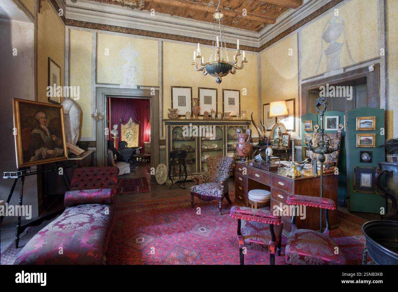 Palazzo Mondo -Appartamento storico. Studio delle collezioni archeologiche e naturalia. Alle pareti decorazioni neoclassiche su fondo giallo ercolanen Stock Photo