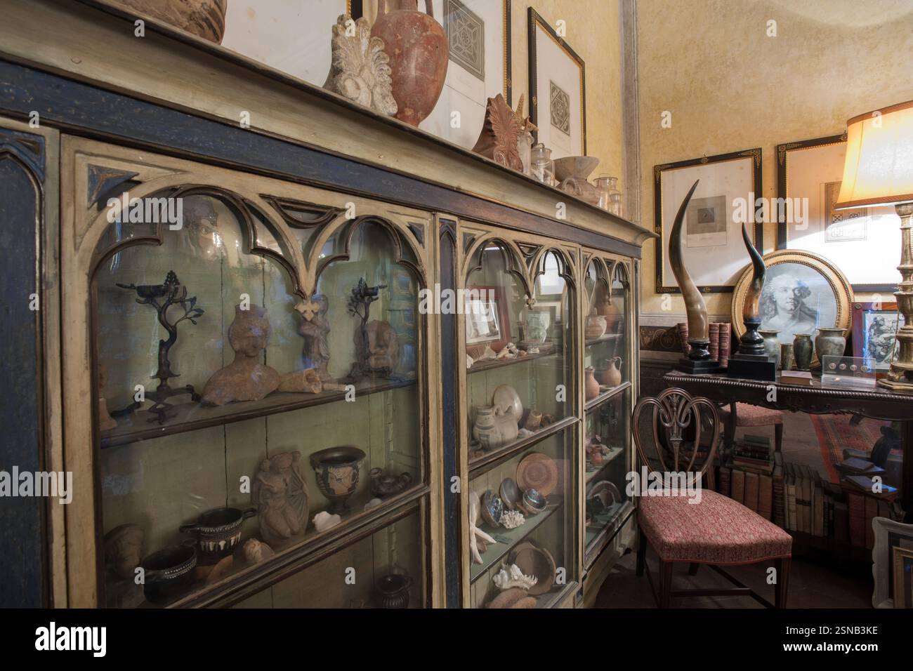 Palazzo Mondo - Appartamento storico. Studio delle collezioni archeologiche e naturalia. Armadio con reperti archeologici   - Capodrise - CE Stock Photo