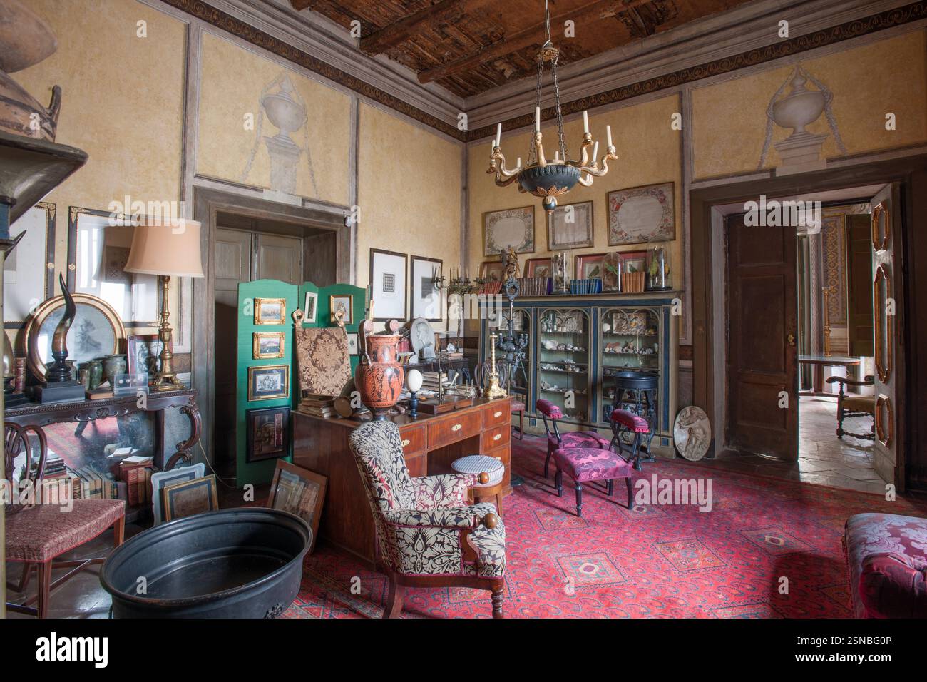 Palazzo Mondo -Appartamento storico. Studio delle collezioni archeologiche e naturalia. Alle pareti decorazioni neoclassiche su fondo giallo ercolanen Stock Photo