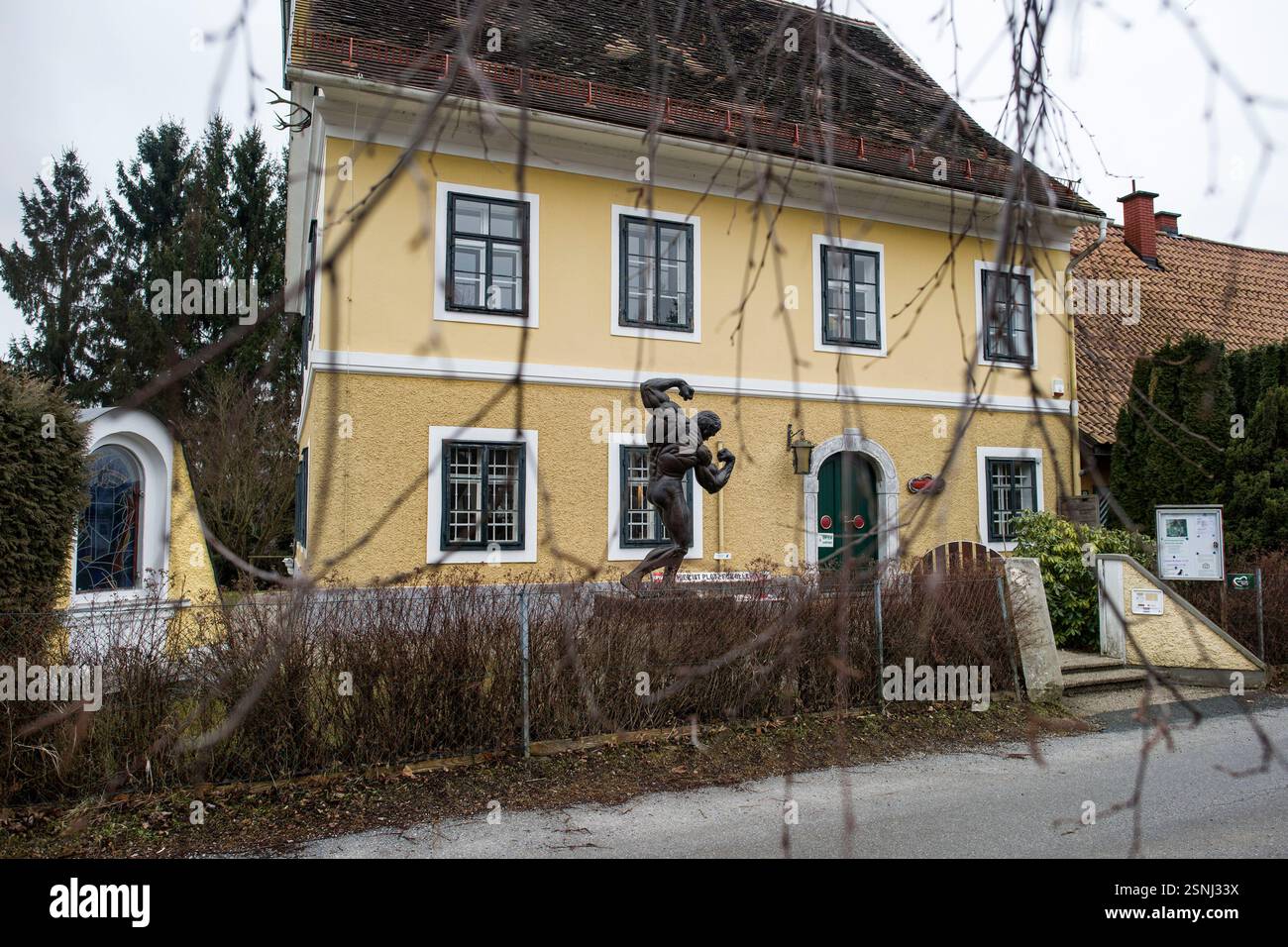 The statue of Arnold Schwarzenegger presenting muscles in the iconic ...