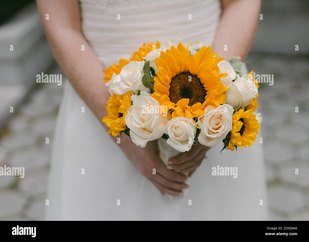 Wedding bouquet of sunflowers hi-res stock photography and images - Page 2  - Alamy
